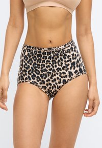 Culotte taille haute en imprimé léopard, fabriquée en tissu doux, avec un fond beige parsemé de taches noires et marron foncé. Taille élastique lisse.