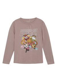 Langärmliges, hellrosa T-Shirt mit einem bunten Grafikmotiv von Cartoon-Hunden und dem Text "POWER-UP PUPS!" in fetten weißen Buchstaben.