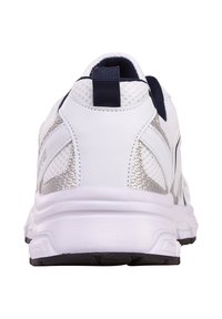 Białe buty sportowe z siateczkową cholewką, srebrnymi akcentami i teksturowanym obcasem. Posiadają wyściełany kołnierz oraz kontrastującą granatową pętelkę.
