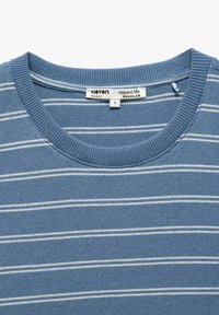 Suéter de algodón azul con rayas blancas horizontales, cuello redondo acanalado y etiqueta que indica talla L y material sostenible.