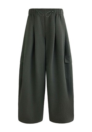 Løse mørkegrå bukser med vide ben med elastisk talje, snørelukning og sidelomme med klap, med et diskret ternet mønster.