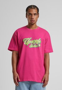 Upscale by Mister Tee HOTEL PARADISO HEAVY - Triko s potiskem - hibiskus pink