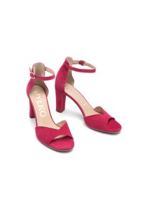 Różowe zamszowe sandały na wysokim obcasie z paskiem na kostce, otwartym noskiem i kwadratowym wycięciem z przodu. Gładka wewnętrzna powierzchnia.