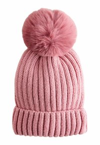 Bonnet en tricot rose avec une texture côtelée et un large pompon en fausse fourrure sur le dessus. Le chapeau présente un revers replié en bas pour plus de chaleur.