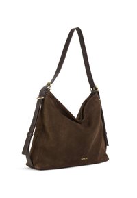 Hnědá semišová kabelka přes rameno s uvolněným designem, vybavená tmavě hnědým popruhem a jemným zlatým logem na spodní straně.