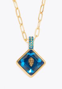 Collier en or avec un pendentif en cristal bleu en forme de diamant, orné d'un détail doré au centre et de pierres d'accent bleues sur le bail.