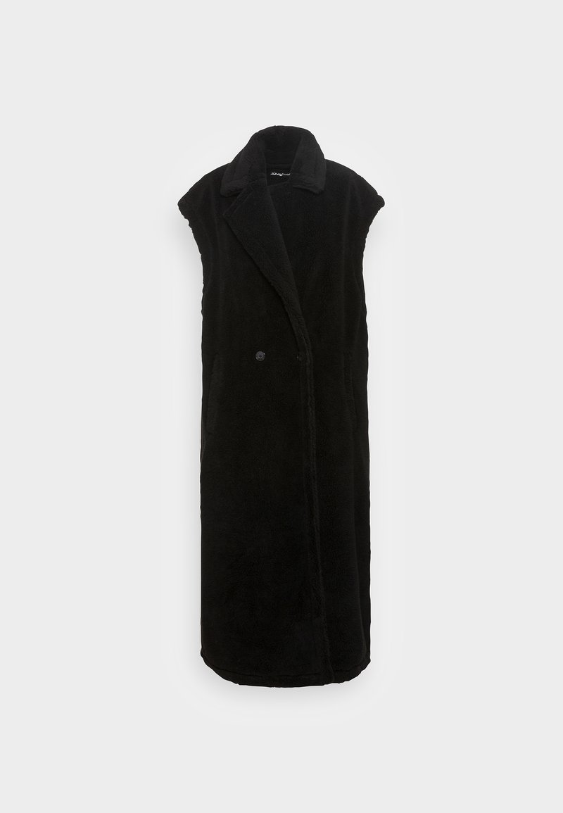 Long manteau noir sans manches avec larges revers, fermeture à un bouton et tissu doux et texturé.