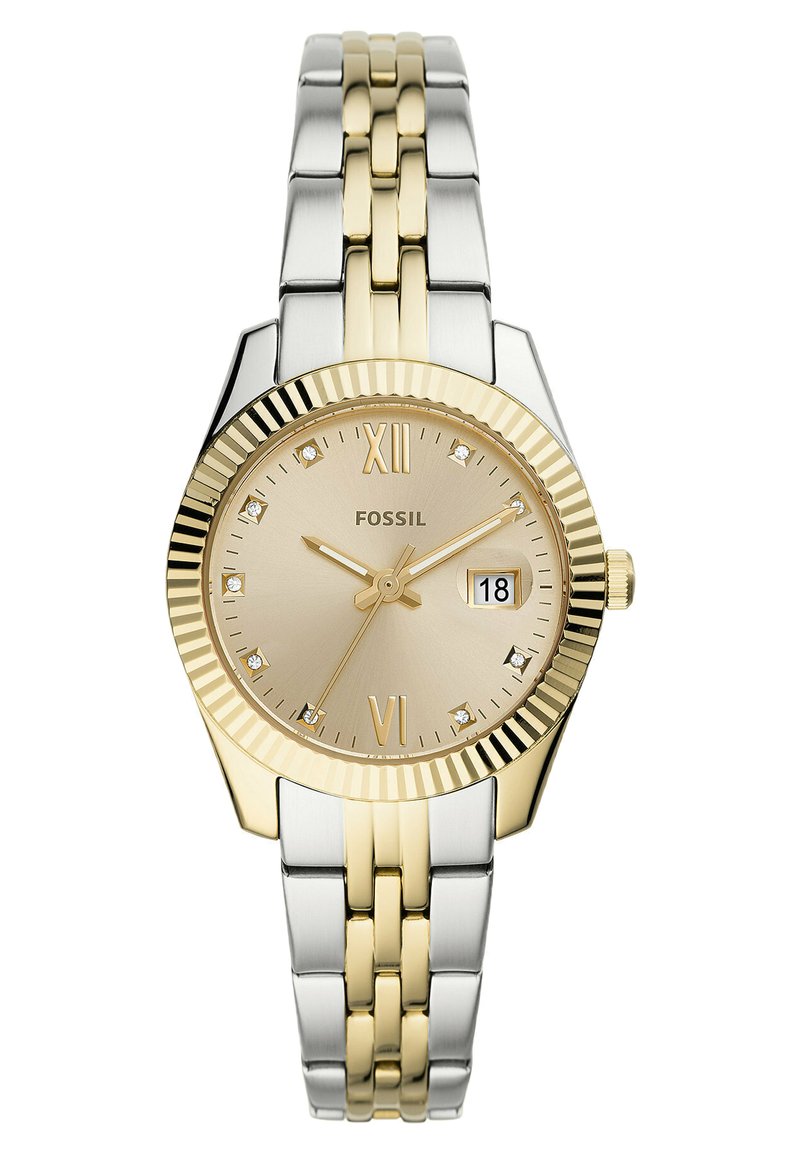 Orologio da polso Fossil con bracciale in acciaio inossidabile gold e silver, quadrante rotondo color oro, numeri romani, visualizzazione della data e dettagli in cristallo.