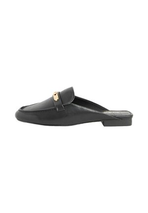 Fekete bőr slip-on cipők alacsony sarokkal, arany díszítéssel a felső részen. Simább textúrával és egyszerű dizájnnal.