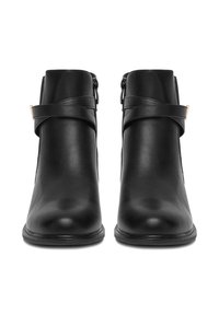 Čierne členkové topánky vyrobené z hladkej kože, so zipsom na boku, širokým pásom cez nárt a nízkym, zaobleným podpätkom.
