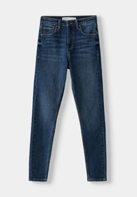 Jeans de denim azul oscuro, con un diseño ajustado, presillas para cinturón, cinco bolsillos y un sutil desgaste a lo largo de los muslos.