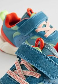 Niebieskie sneakersy wykonane z zamszu i materiału siatkowego, z różowymi i pomarańczowymi akcentami, z rzepami oraz teksturowanymi podeszwami.
