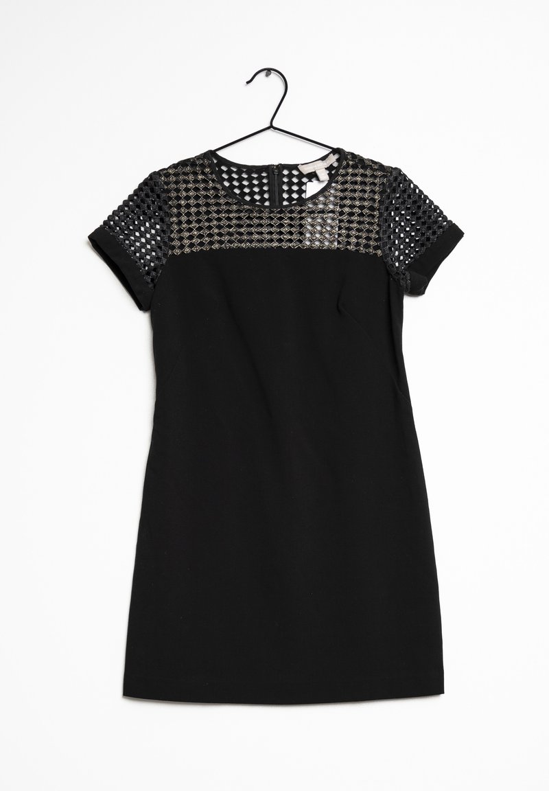 Černé šaty s pevným tělem a texturovaným síťovaným vrškem s diamantovým vzorem. Krátké rukávy, kulatý výstřih a zapínání na zip na zadní straně.