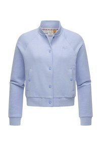 Ljusblå kort sweatshirt med raglanärmar, tryckknappar, två sidofickor och ribbad mudd. Mjuk tyg med subtilt broderad logotyp.