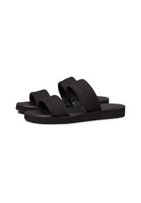 Schwarze Slide-Sandalen mit zwei breiten Stoffriemen, einer flachen Sohle und einem strukturierten Fußbett für besseren Halt. Einfaches Design ohne Verzierungen.
