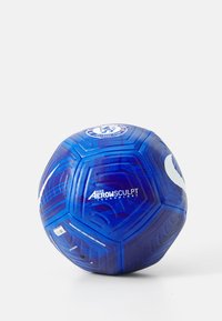 Blauer Fußball mit sechseckigen Panels, strukturiertem Oberflächen, Nike Aerowsculpt Branding und einem Chelsea FC-Logo. Dominierende Farbe ist Blau mit weißen Akzenten.