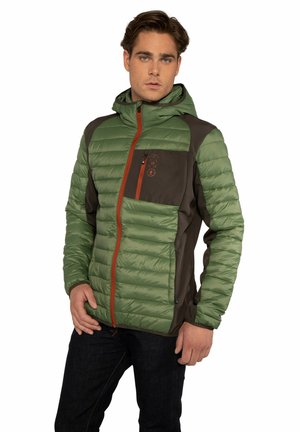 Chaqueta aislante verde y marrón con textura acolchada horizontal, un zipper frontal y una capucha adjustable. Presenta acentos naranjas y un bolsillo en el pecho.
