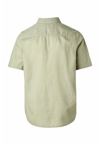 Camisa de manga corta de tejido en verde oliva claro; cuenta con un cuello tipo botón y un dobladillo recto con pequeños detalles de pliegue en la parte posterior.