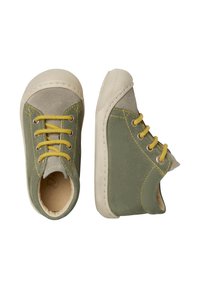 Zelené a šedé semišové boty se žlutými tkaničkami, zaoblená špička, bílá gumová podrážka, zakřivený design a prošívání na bocích.