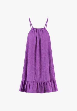 Fioletowa sukienka bez rękawów o luźnym kroju, z teksturowanym wzorem i falbanką u dołu. Wykonana z lekkiego materiału.