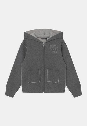 Szara bluza z kapturem na zamek, z dwiema przednimi kieszeniami, ściągaczami na mankietach i u dołu, kapturem oraz z "IKKS" wyszytym na lewej piersi.