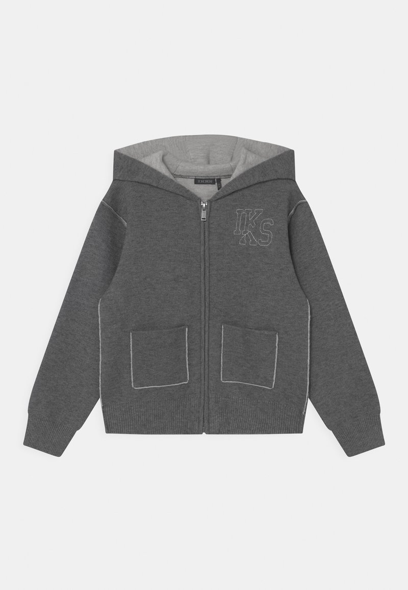 Sweat à capuche zippé gris avec deux poches avant, poignets et ourlet côtelés, capuche et "IKKS" brodé sur le côté gauche de la poitrine.