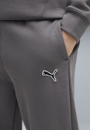 Puma, ESSENTIALS ELEVATED JOGGINGHOSE UNISEX - Pantalon de survêtement - moody gray