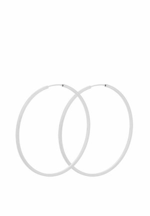 To tynde sølv-hoop øreringe med enkle låsespænder på en hvid baggrund.