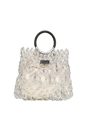 Borsa argento in stile uncinetto con manico circolare nero e sacchetto interno in tessuto beige, etichetta con marchio sul davanti.