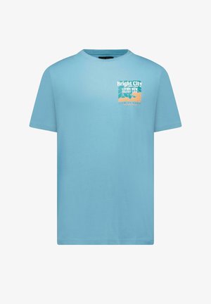 Lichtblauw T-shirt met korte mouwen, ronde hals en een kleine borstafbeelding met de tekst "Bright City, Living Now, Great Life" en een grafisch ontwerp.