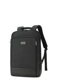 Zaino nero con tessuto testurizzato, base liscia, doppe cinghie, manico superiore e tasca frontale con zip e patch logo.