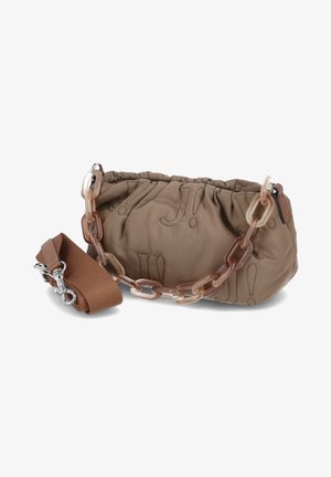 Brązowa, pikowana torebka z marszczonym topem, wyposażona w przezroczystą łańcuszek oraz regulowany materiałowy pasek. Dekoracyjne wytłoczone wzory "!".