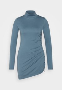 Langärmliges Turtleneck-Kleid in Schieferblau, mit seitlichen Raffungen für Textur und einem Kordelzug am Saum zur Anpassung.