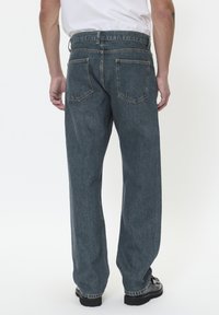 Matinique LELAND - Sirgete säärtega teksad - medium washed denim