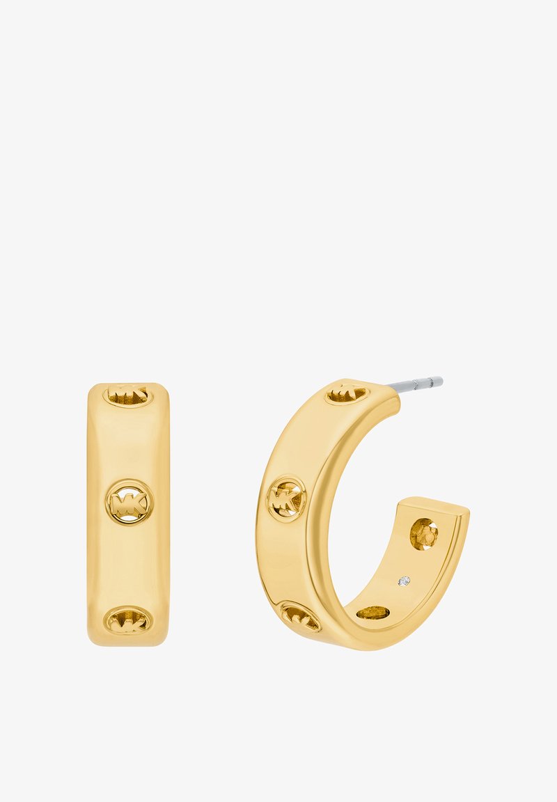 Uhani v zlatem odtenku s gladkim, zaobljenim dizajnom in tremi dekorativnimi zakovicami. Izdelani iz kovine z brušenim zaključkom.