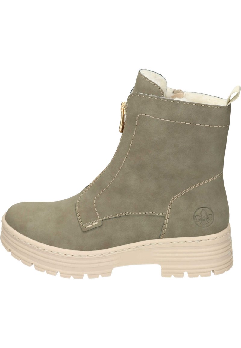 Bottine en cuir vert olive avec fermeture éclair sur le côté, finition texturée et semelle en caoutchouc beige. Coutures contrastées et logo sur le talon.