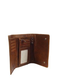 Portafoglio in pelle marrone con una tasca interna con zip, diversi slot per carte e un pannello in tessuto a spina di pesce testurizzato.