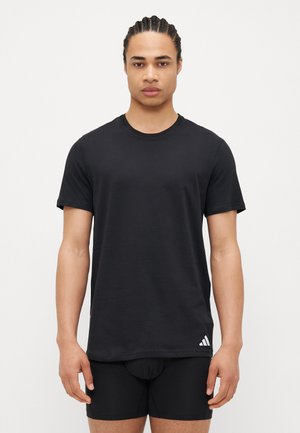 Camiseta negra de manga corta hecha de un tejido suave, con un cuello redondo y un pequeño logotipo blanco cerca del bajo.