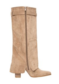 Beige suède knähöga stövlar med klumpig klack, sidodragkedja och en vikbar detalj upptill för extra textur.