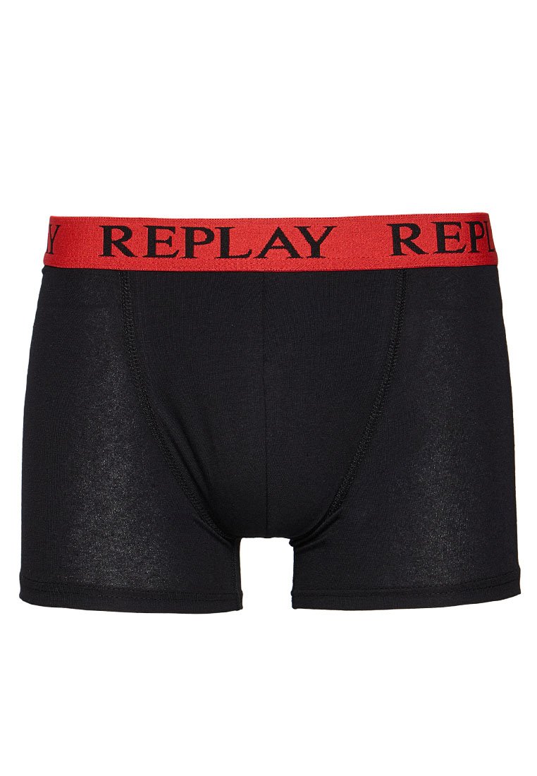 Schwarze Boxershorts für Herren mit einem roten elastischen Bund, der das wiederholte schwarze "REPLAY"-Logo zeigt.