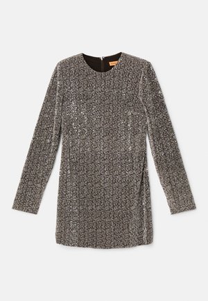 Robe à manches longues en sequins argentés avec un motif de côtes verticales texturées et un col rond. Dispose d'une fermeture éclair sur le côté et d'un ourlet droit.