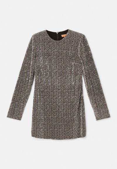 Robe à manches longues en sequins argentés avec un motif de côtes verticales texturées et un col rond. Dispose d'une fermeture éclair sur le côté et d'un ourlet droit.
