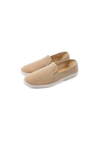 Beige instappers met geperforeerde bovenzijde, stoffen voering en witte rubberen zool. Eenvoudig ontwerp, ronde neus, casual stijl.