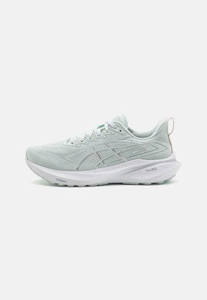 Scarpa da corsa blu chiaro con una tomaia in rete traspirante, motivi sottili, intersuola bianca e suola esterna in gomma testurizzata. Presenta un design con lacci.