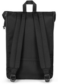Schwarzer Rucksack aus strapazierfähigem Material, mit verstellbaren Schulterriemen, einem oberen Tragegriff und einem Reißverschlussfach zur Aufbewahrung.