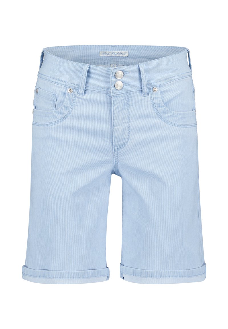 Lysblå denimshorts med en falmet finish, der har en knaplukning, opsmøg på kanten og flere lommer foran og bagpå.