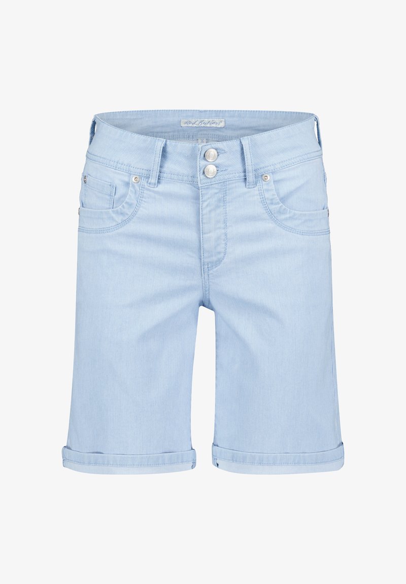 Lysblå denimshorts med en falmet finish, der har en knaplukning, opsmøg på kanten og flere lommer foran og bagpå.