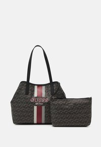 Mustat kuvioidut tekstiilitote-laukku punaisilla ja harmailla raidoilla sekä logolla. Mukana on samanlaista kuviota ja brändäystä sisältävä vetoketjullinen pussi.