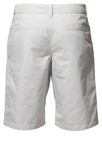 Shorts en coton gris clair avec une coupe droite, deux poches arrière et une texture lisse. Aucun élément métallique ni motif visible.