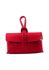 Sac à main en cuir rouge avec une forme structurée, rabat repliable et une poignée ronde en boucle. Comprend une petite étiquette décorative. Texture lisse.